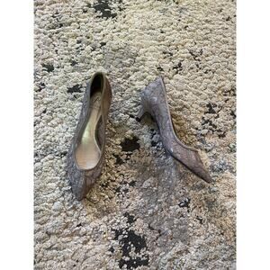 Adrianna Papell Silver Valencia Womens 6 Pointed Toe Lace Kitten Heels‎